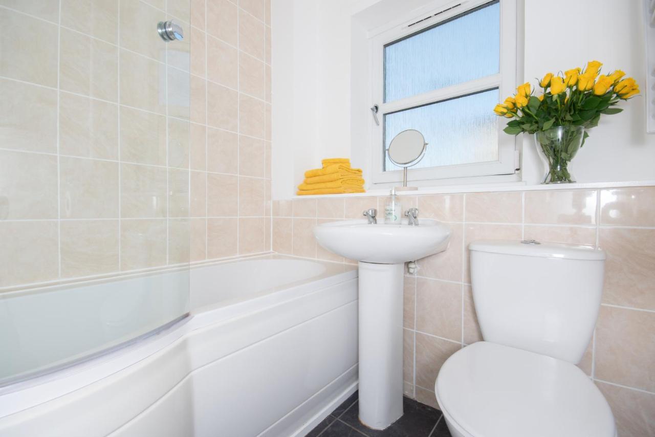 Dwellcome Home Ltd 2 Bedroom King & Double Central Apartment, Free Allocated Barrier Secured Parking Space At Rear Entrance & Fast Wifi, Ideal For Long Term Contractor, Corporate, Etc Stays, Regular Housekeeping Option - See Our Site For Assurance Aberdeen Exteriér fotografie