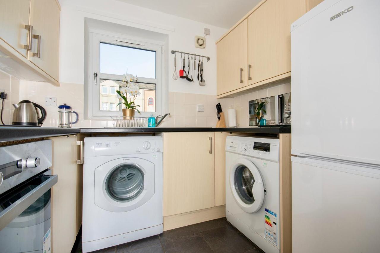 Dwellcome Home Ltd 2 Bedroom King & Double Central Apartment, Free Allocated Barrier Secured Parking Space At Rear Entrance & Fast Wifi, Ideal For Long Term Contractor, Corporate, Etc Stays, Regular Housekeeping Option - See Our Site For Assurance Aberdeen Exteriér fotografie